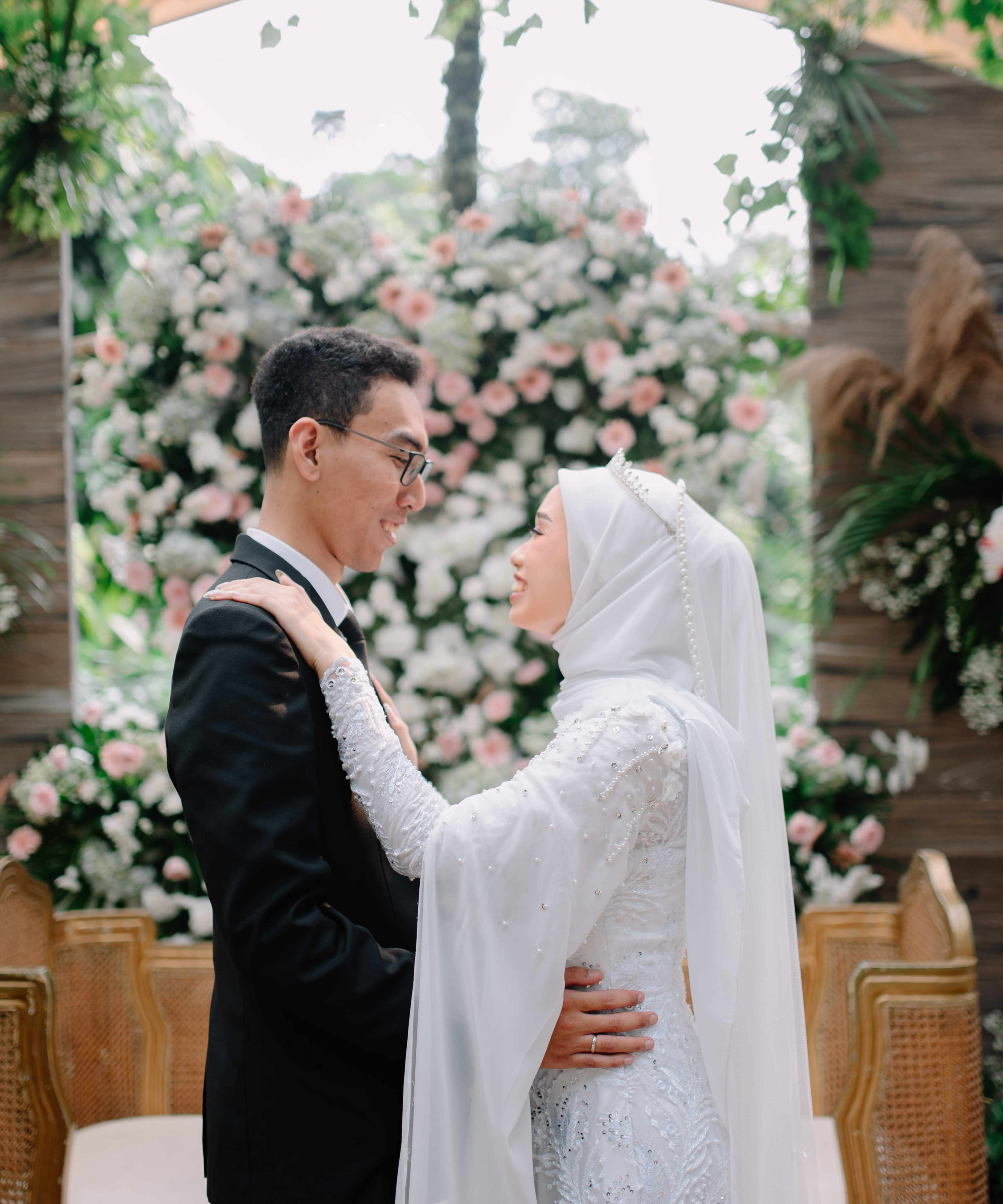 Pasangan pengantin bahagia Ruang Tasa